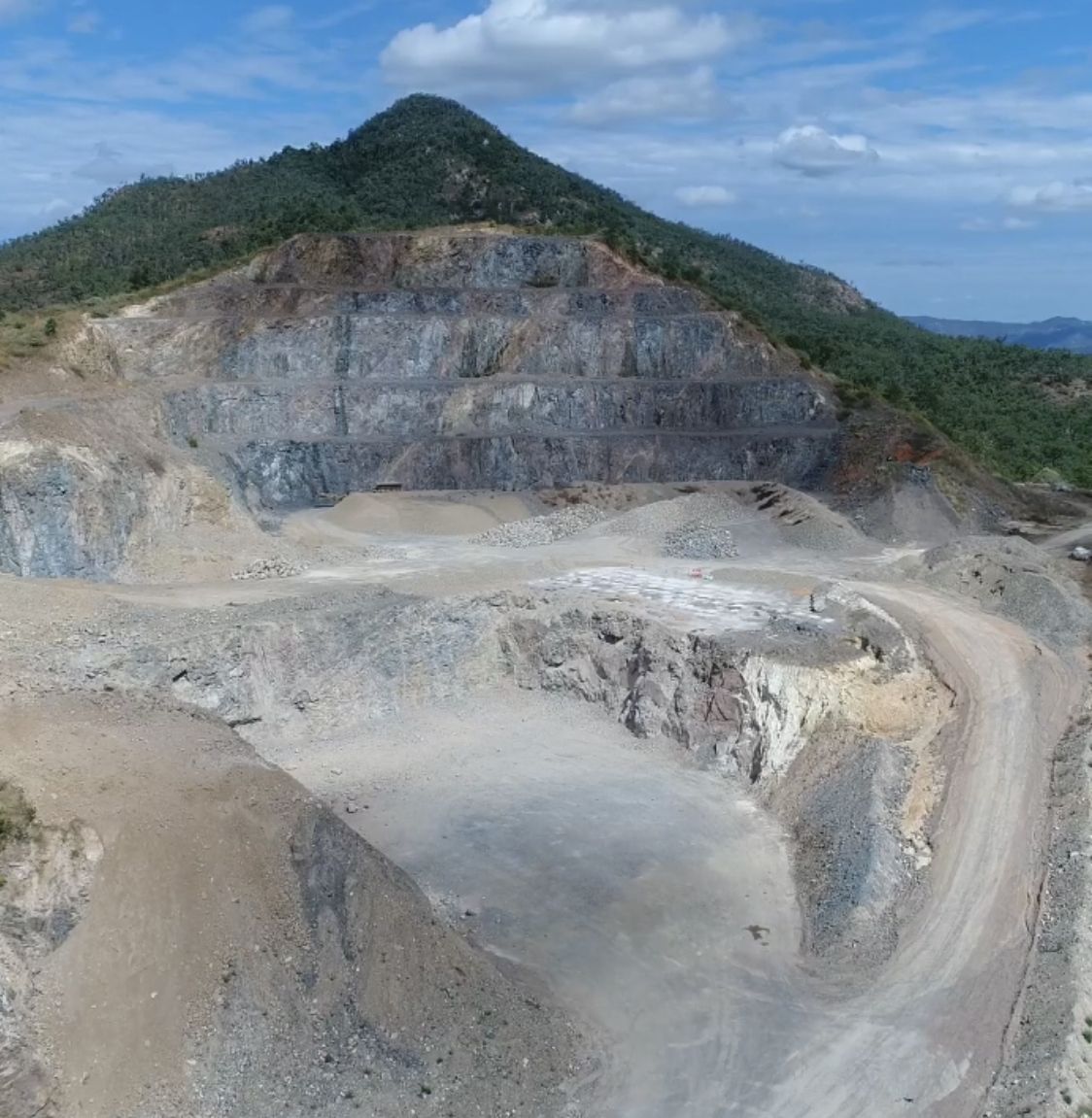 Benched quarry walls